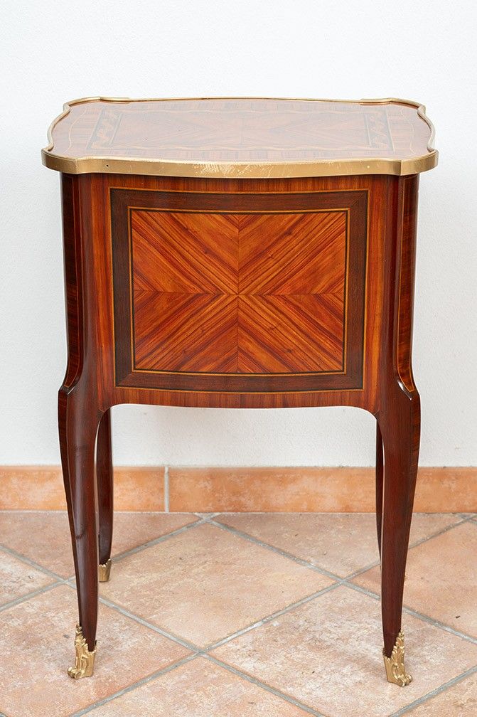 Antico comodino del XIX secolo.Francia
