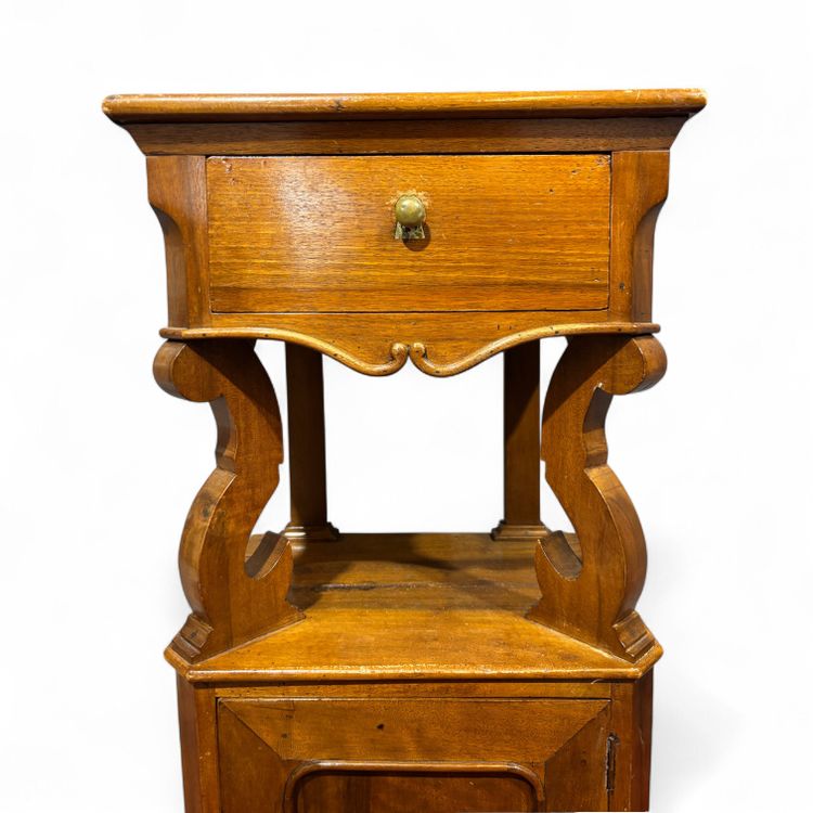 Élégante table de chevet en forme de virgule de la fin du XIXe siècle