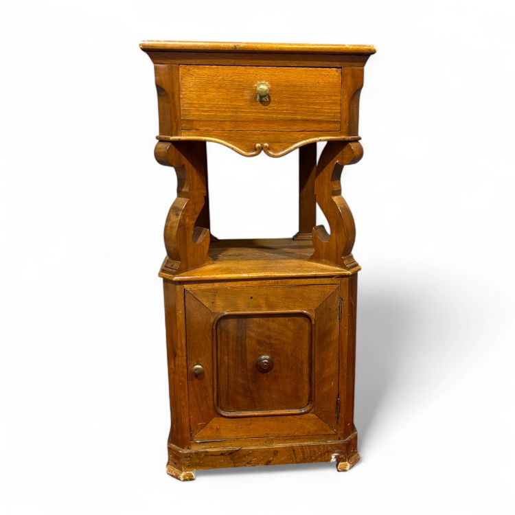 Élégante table de chevet en forme de virgule de la fin du XIXe siècle