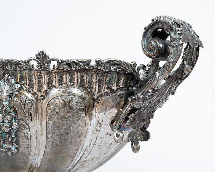 Centre de table en argent repoussé et ciselé, datant de la première moitié du XXe siècle. 