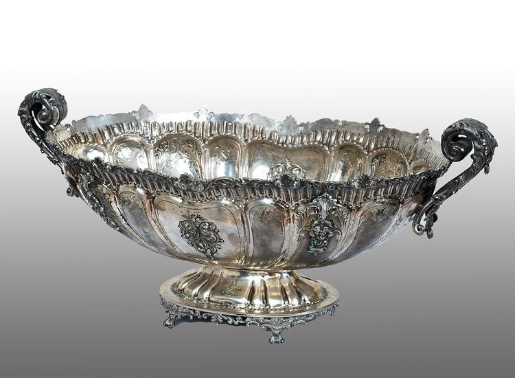 Centre de table en argent repoussé et ciselé, datant de la première moitié du XXe siècle. 