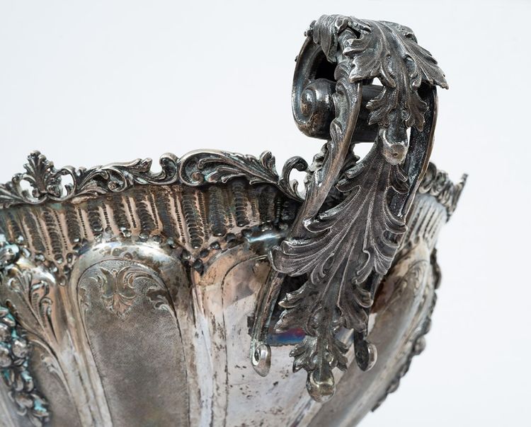 Centre de table en argent repoussé et ciselé, datant de la première moitié du XXe siècle. 
