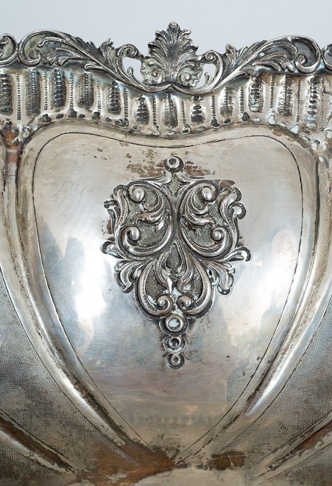 Centre de table en argent repoussé et ciselé, datant de la première moitié du XXe siècle. 