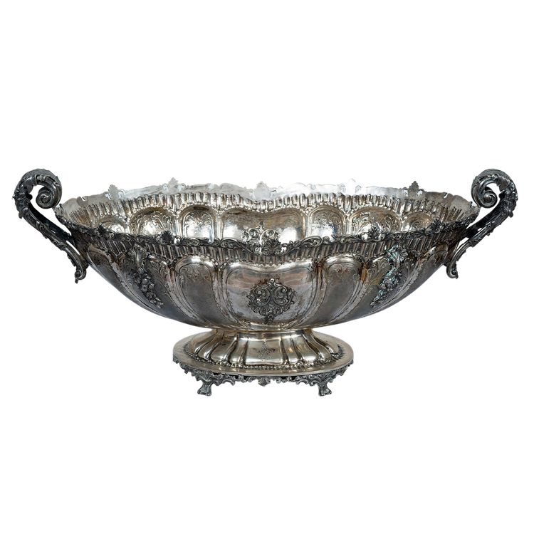Centre de table en argent repoussé et ciselé, datant de la première moitié du XXe siècle. 