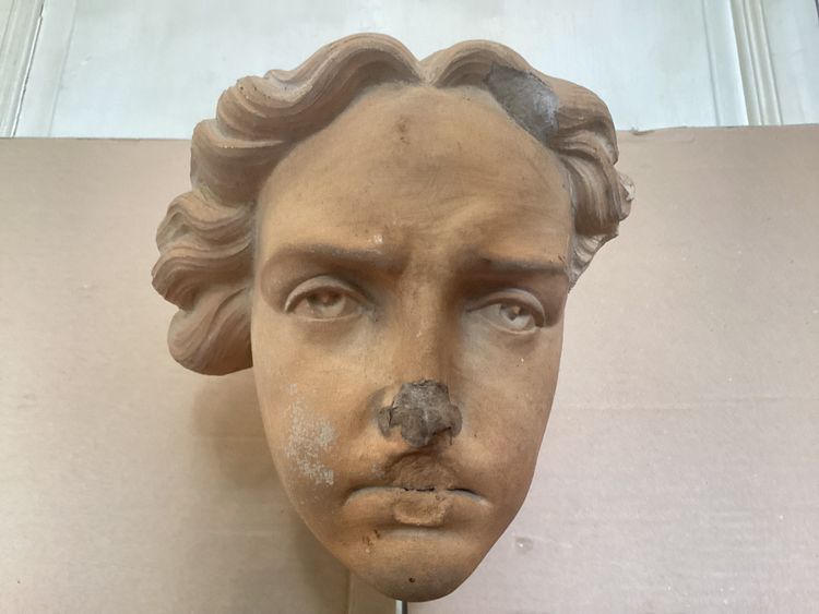 Antica testa di terracotta