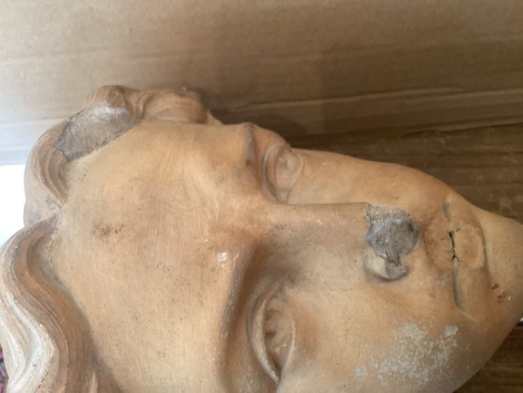 Antica testa di terracotta