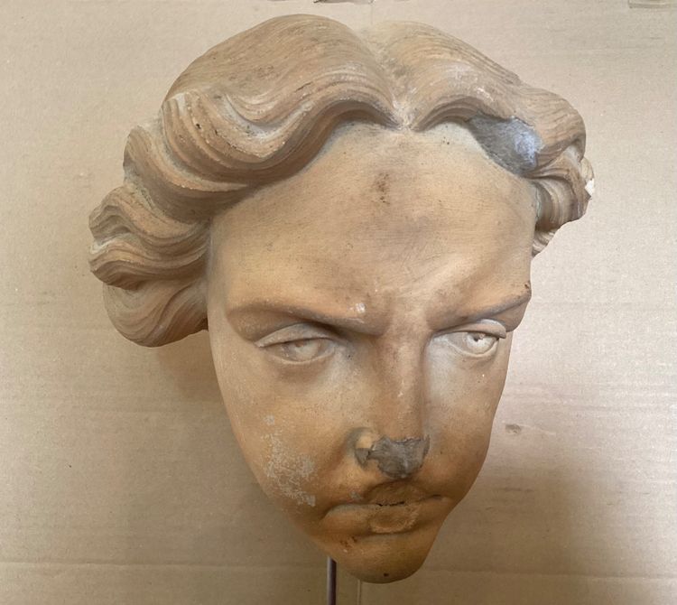 Antica testa di terracotta