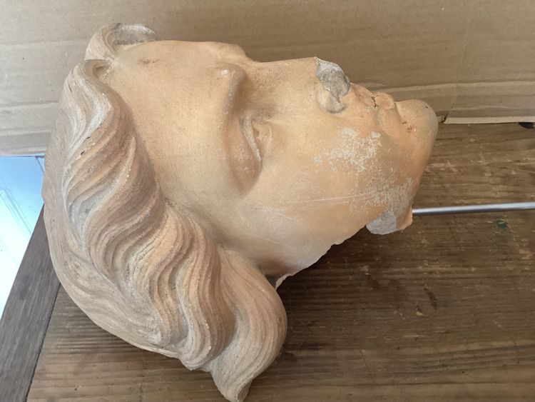Antica testa di terracotta