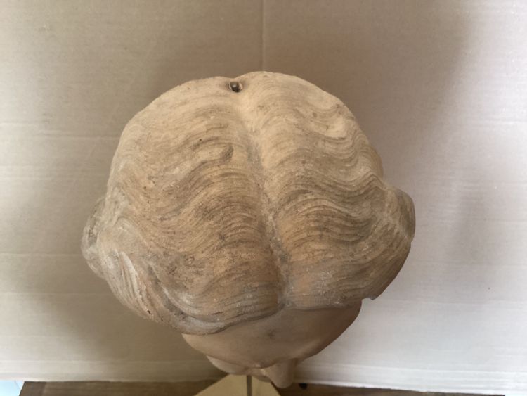Antica testa di terracotta