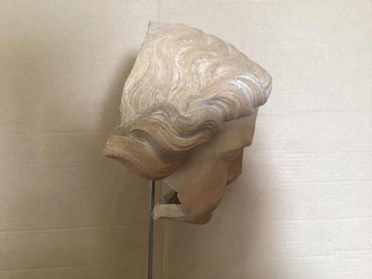Antica testa di terracotta