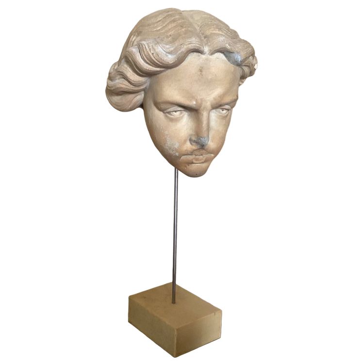 Antica testa di terracotta