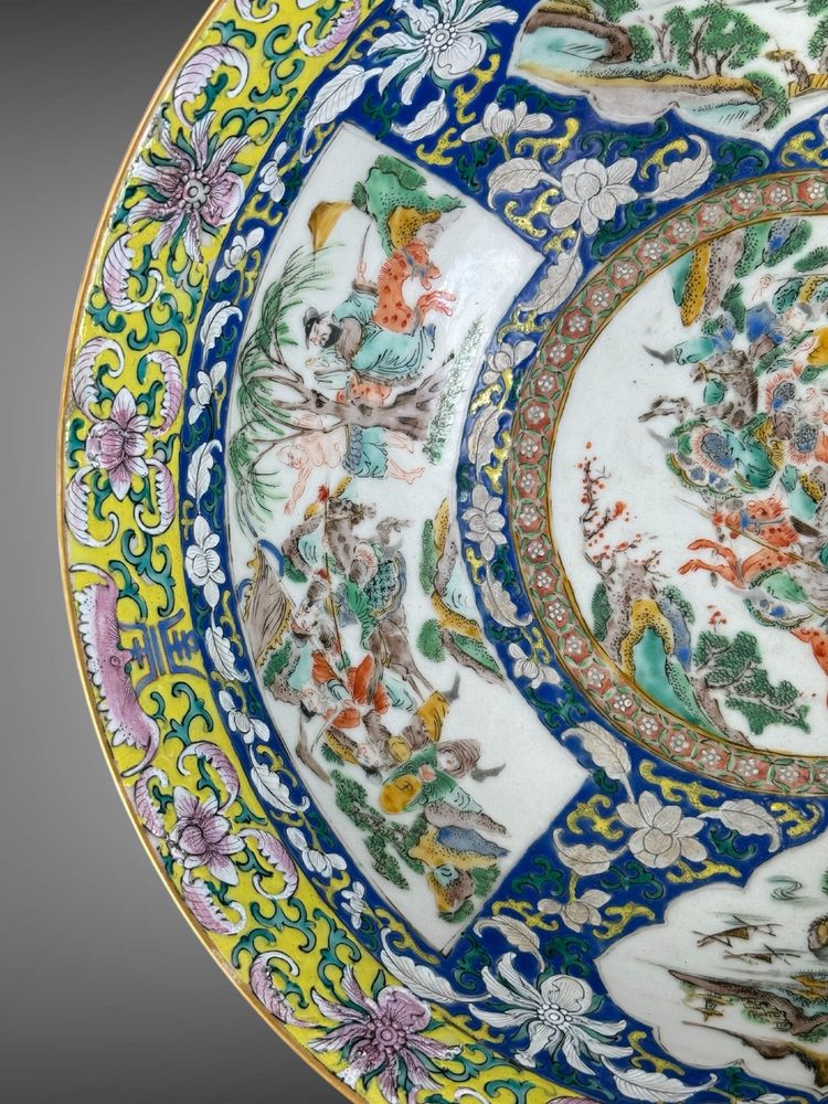 LARGE POLYCHROME ENAMEL BOWL CHINA /CANTON 19th A DECORATION OF BATTLE SCENES
