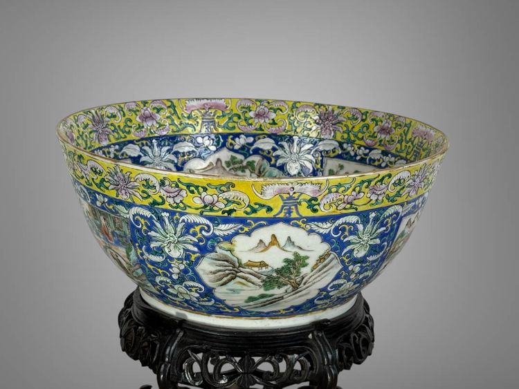 LARGE POLYCHROME ENAMEL BOWL CHINA /CANTON 19th A DECORATION OF BATTLE SCENES