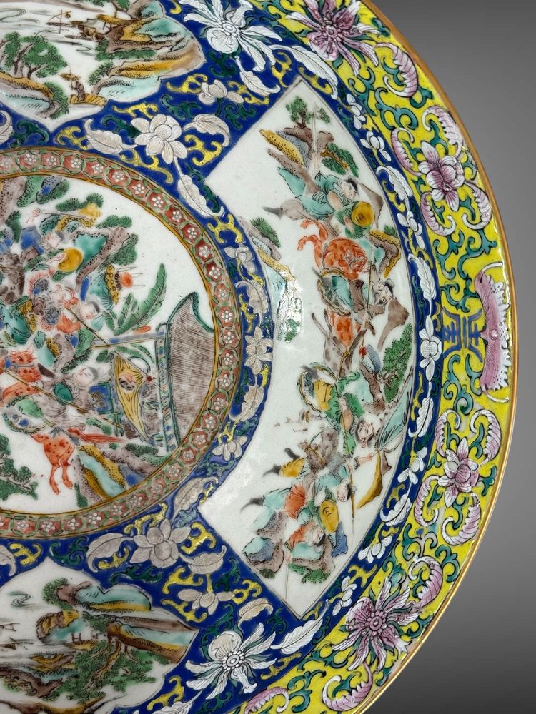 LARGE POLYCHROME ENAMEL BOWL CHINA /CANTON 19th A DECORATION OF BATTLE SCENES