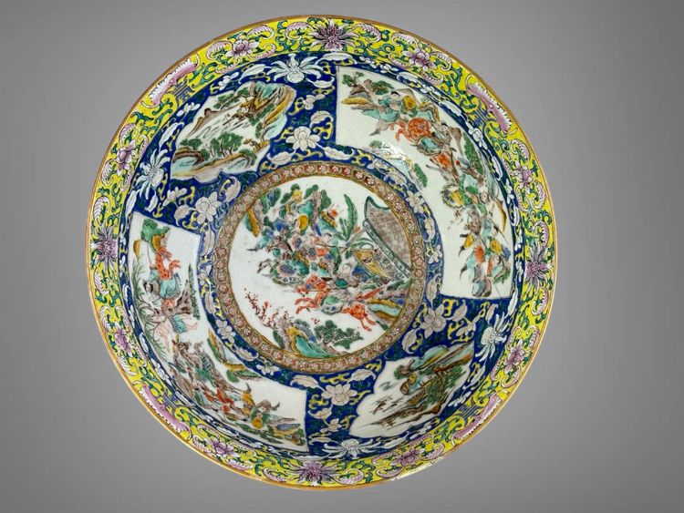 LARGE POLYCHROME ENAMEL BOWL CHINA /CANTON 19th A DECORATION OF BATTLE SCENES