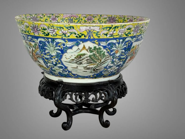 LARGE POLYCHROME ENAMEL BOWL CHINA /CANTON 19th A DECORATION OF BATTLE SCENES