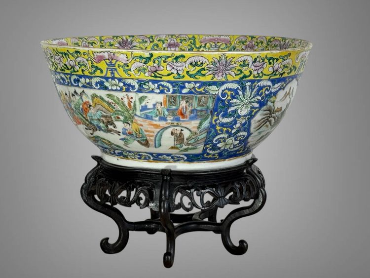 LARGE POLYCHROME ENAMEL BOWL CHINA /CANTON 19th A DECORATION OF BATTLE SCENES