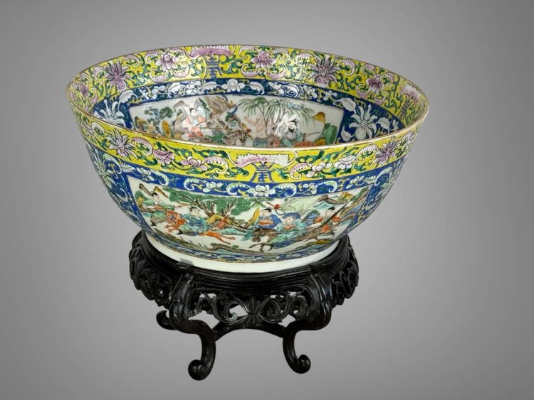 LARGE POLYCHROME ENAMEL BOWL CHINA /CANTON 19th A DECORATION OF BATTLE SCENES