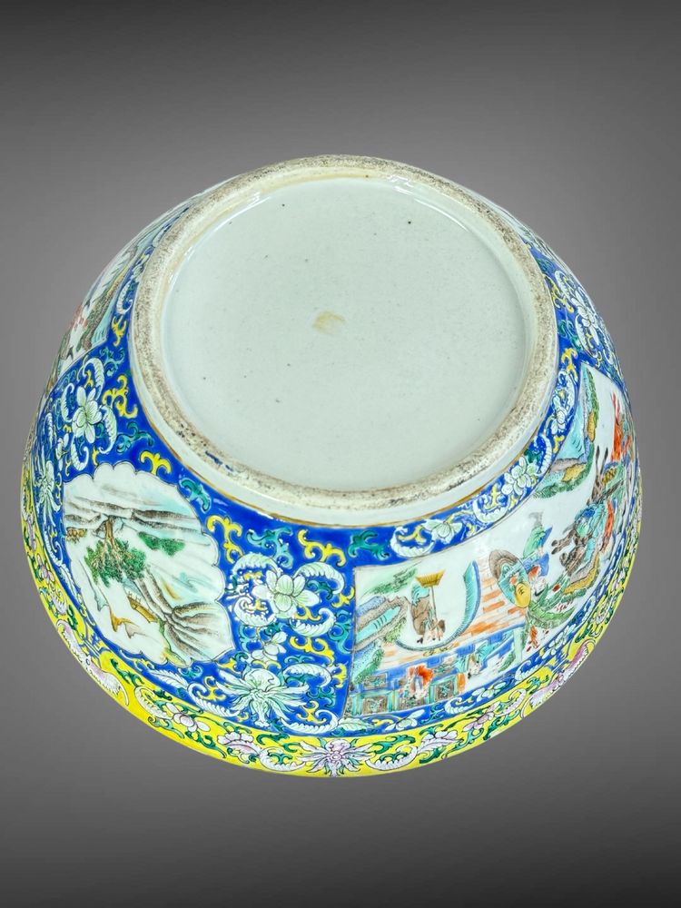 LARGE POLYCHROME ENAMEL BOWL CHINA /CANTON 19th A DECORATION OF BATTLE SCENES