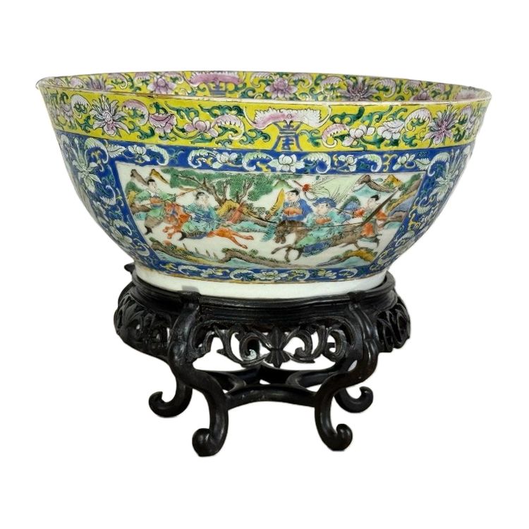 LARGE POLYCHROME ENAMEL BOWL CHINA /CANTON 19th A DECORATION OF BATTLE SCENES