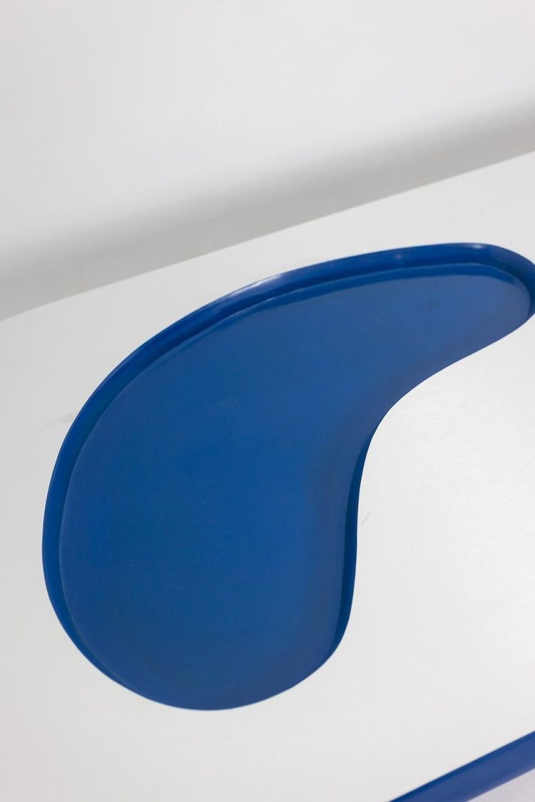 Table basse de forme organique en aluminium et laque. Contemporain.LS65003009M