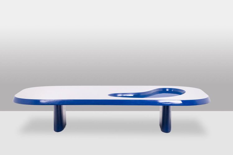 Table basse de forme organique en aluminium et laque. Contemporain.LS65003009M