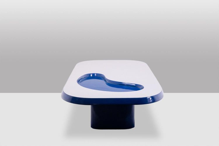 Table basse de forme organique en aluminium et laque. Contemporain.LS65003009M