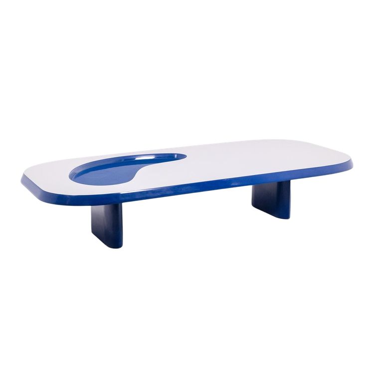 Table basse de forme organique en aluminium et laque. Contemporain.LS65003009M