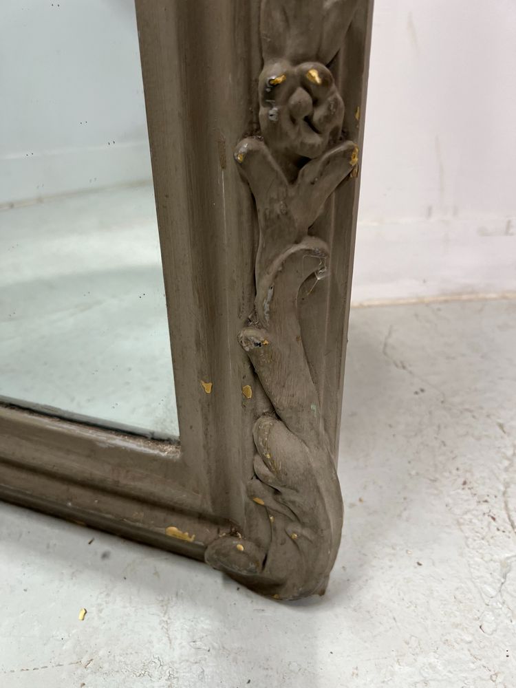 Specchio in stile Luigi XV in legno e stucco patinato XX secolo
