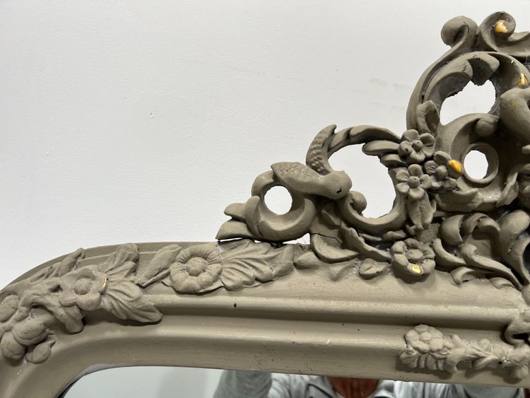 Specchio in stile Luigi XV in legno e stucco patinato XX secolo