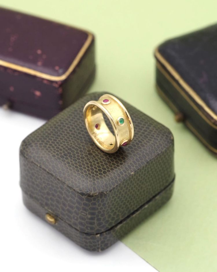 Ruby emerald band ring in 18k gold, "Archeology Revival", ruby and emerald cabochon