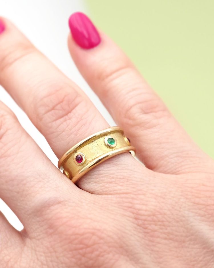 Ruby emerald band ring in 18k gold, "Archeology Revival", ruby and emerald cabochon