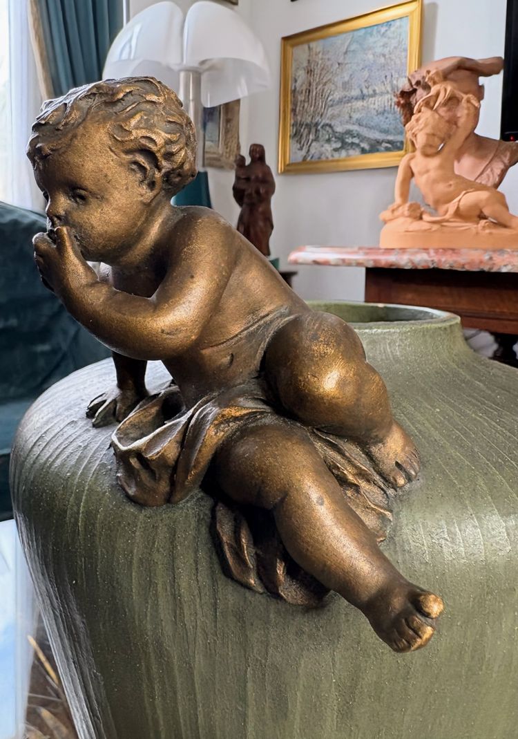 Vaso in terracotta firmato Madrassi - Il segreto del putto, 1920 ca.