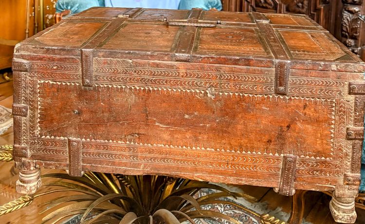 Cassapanca nuziale rajasthani in legno intagliato con finiture cesellate - XIX secolo