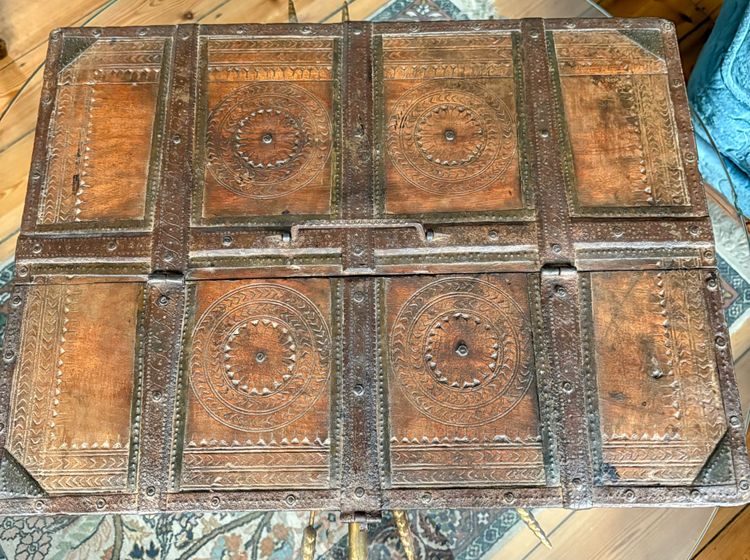 Cassapanca nuziale rajasthani in legno intagliato con finiture cesellate - XIX secolo