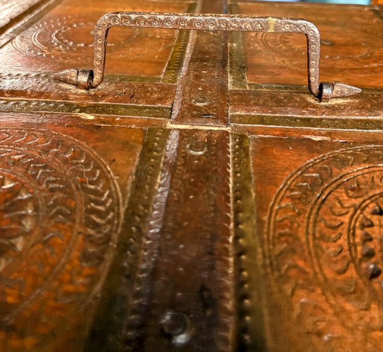Cassapanca nuziale rajasthani in legno intagliato con finiture cesellate - XIX secolo