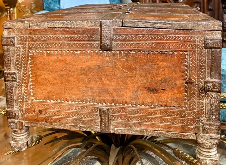 Cassapanca nuziale rajasthani in legno intagliato con finiture cesellate - XIX secolo
