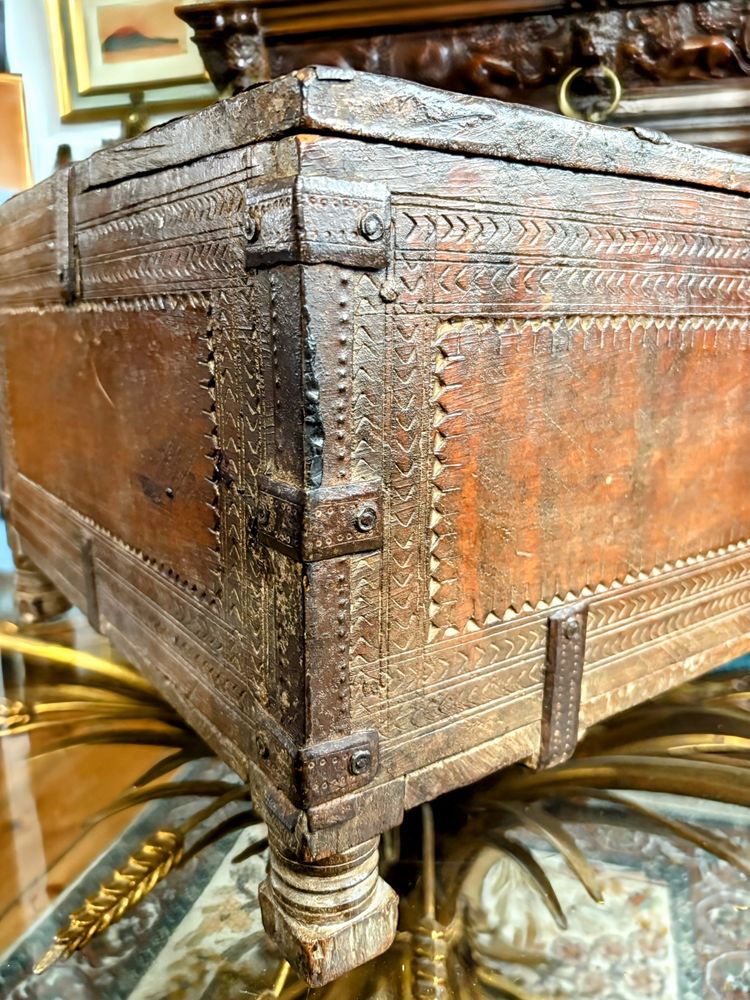Cassapanca nuziale rajasthani in legno intagliato con finiture cesellate - XIX secolo
