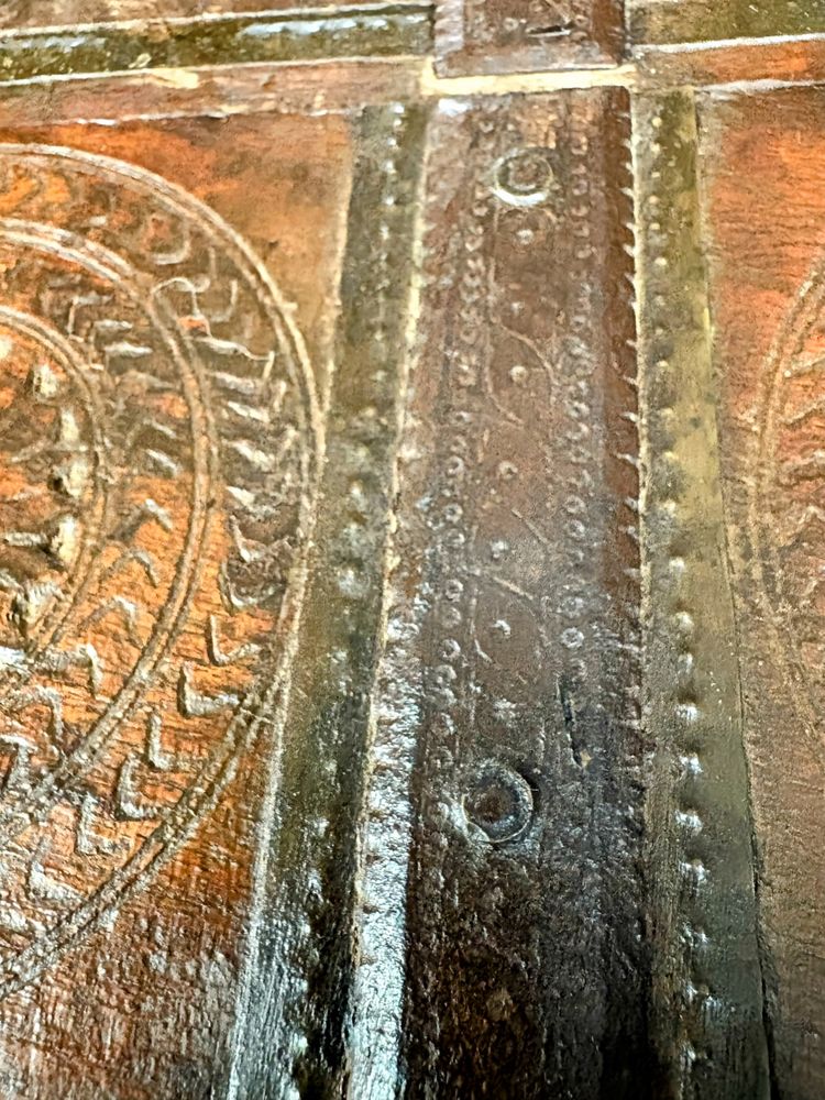 Cassapanca nuziale rajasthani in legno intagliato con finiture cesellate - XIX secolo