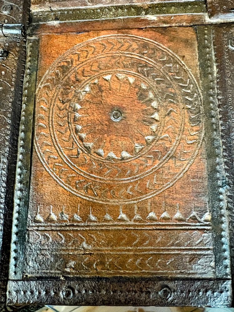 Cassapanca nuziale rajasthani in legno intagliato con finiture cesellate - XIX secolo