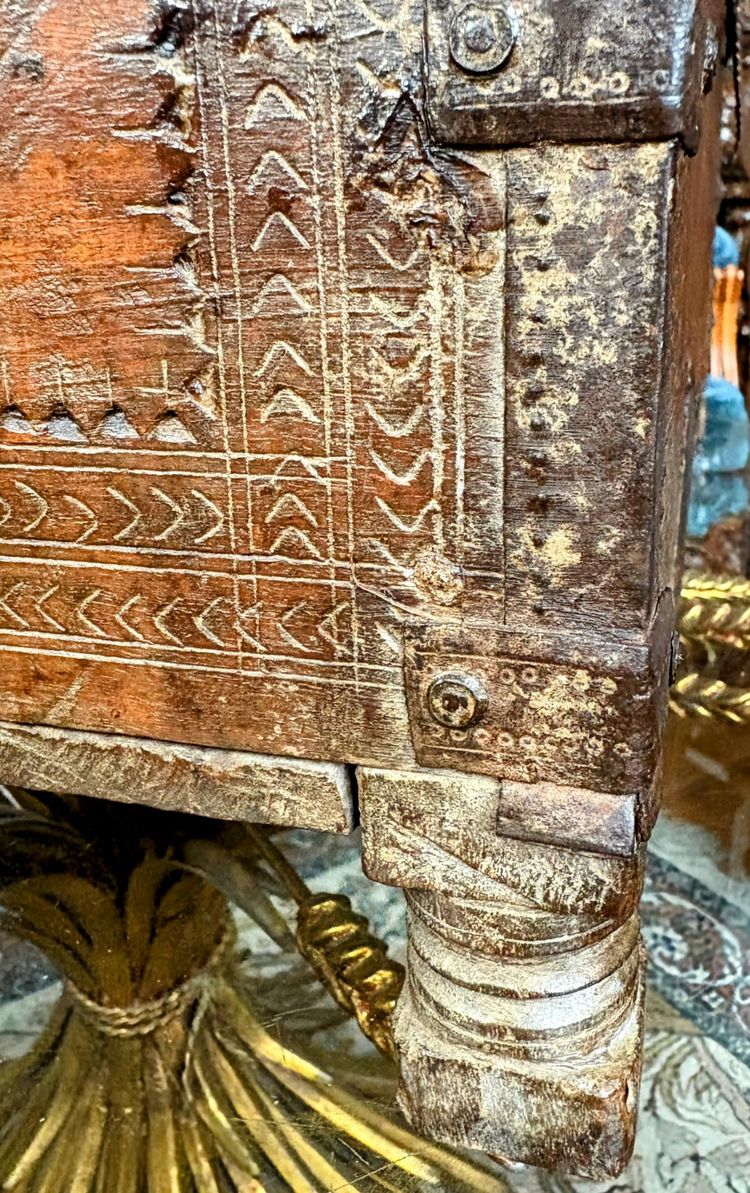 Cassapanca nuziale rajasthani in legno intagliato con finiture cesellate - XIX secolo