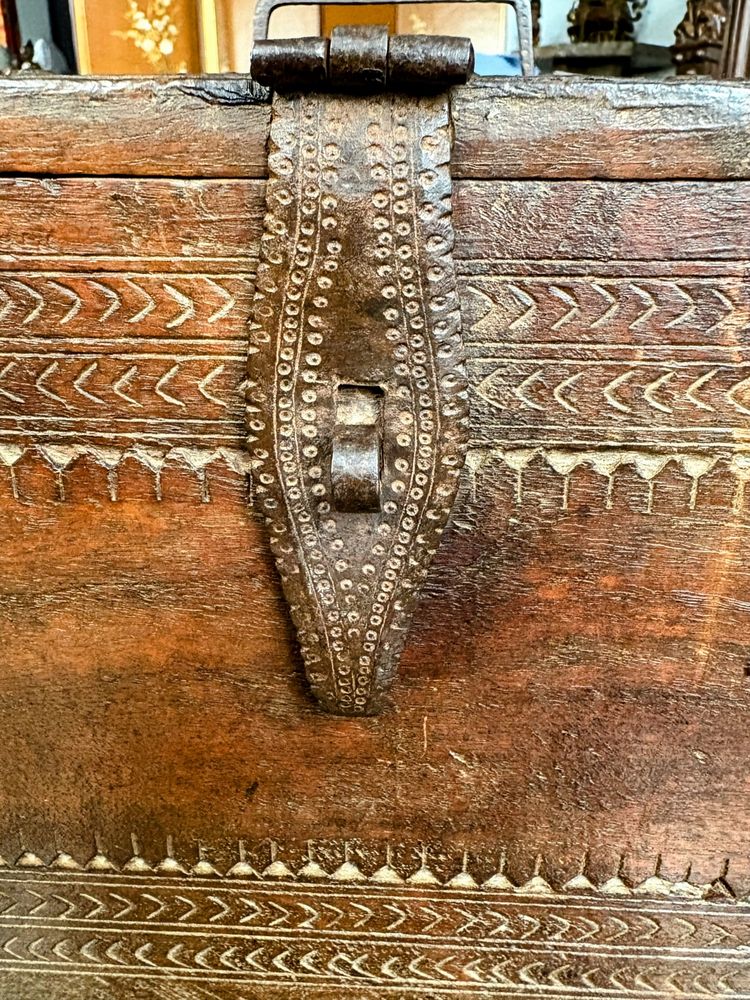 Cassapanca nuziale rajasthani in legno intagliato con finiture cesellate - XIX secolo