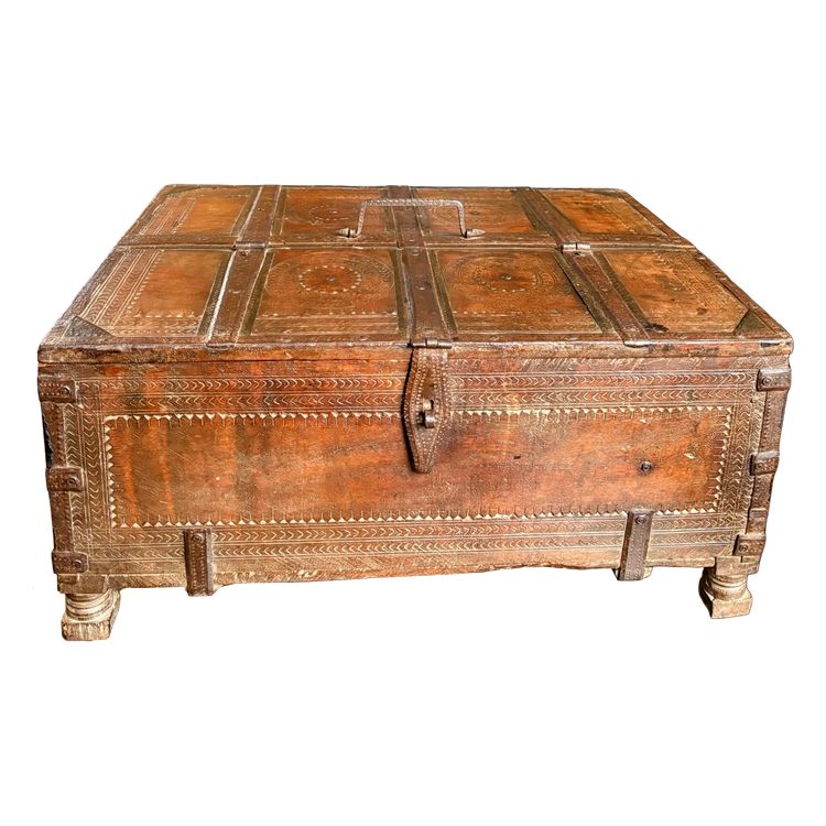 Cassapanca nuziale rajasthani in legno intagliato con finiture cesellate - XIX secolo