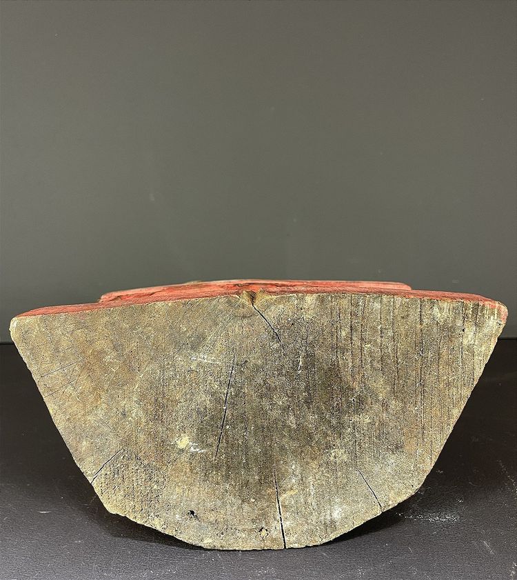 Birma, Mitte des 20. Jahrhunderts, rot und gold lackierte Holzskulptur, die einen sitzenden Buddha darstellt.