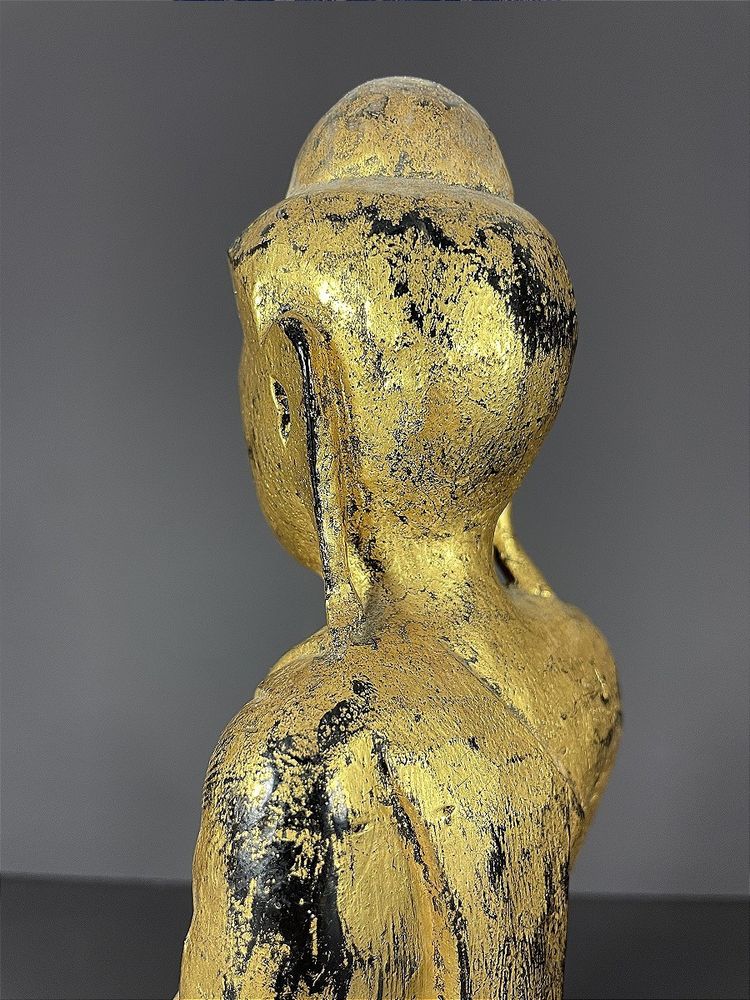 Birma, Mitte des 20. Jahrhunderts, rot und gold lackierte Holzskulptur, die einen sitzenden Buddha darstellt.