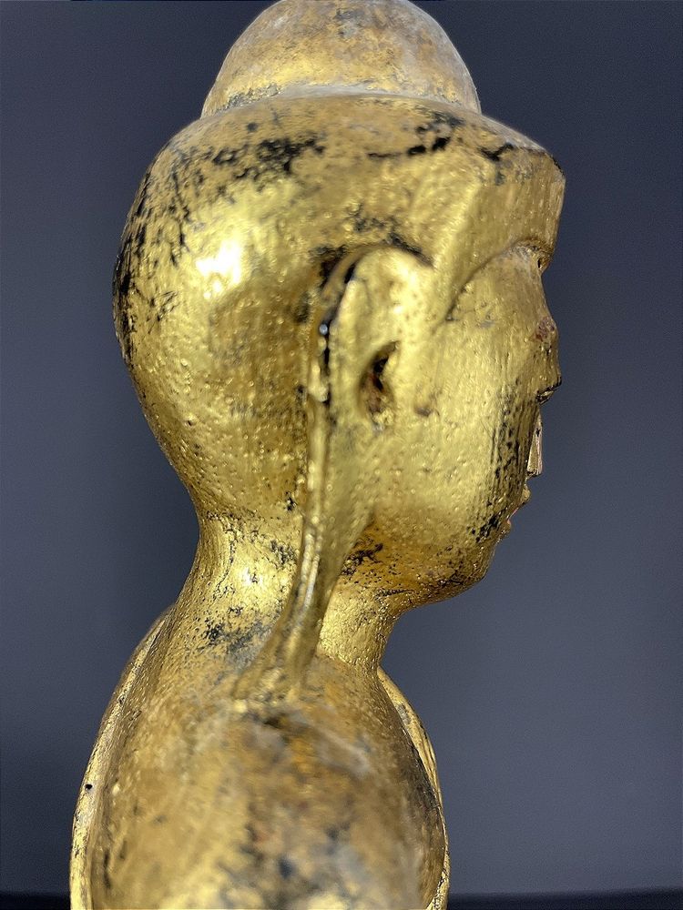 Birma, Mitte des 20. Jahrhunderts, rot und gold lackierte Holzskulptur, die einen sitzenden Buddha darstellt.