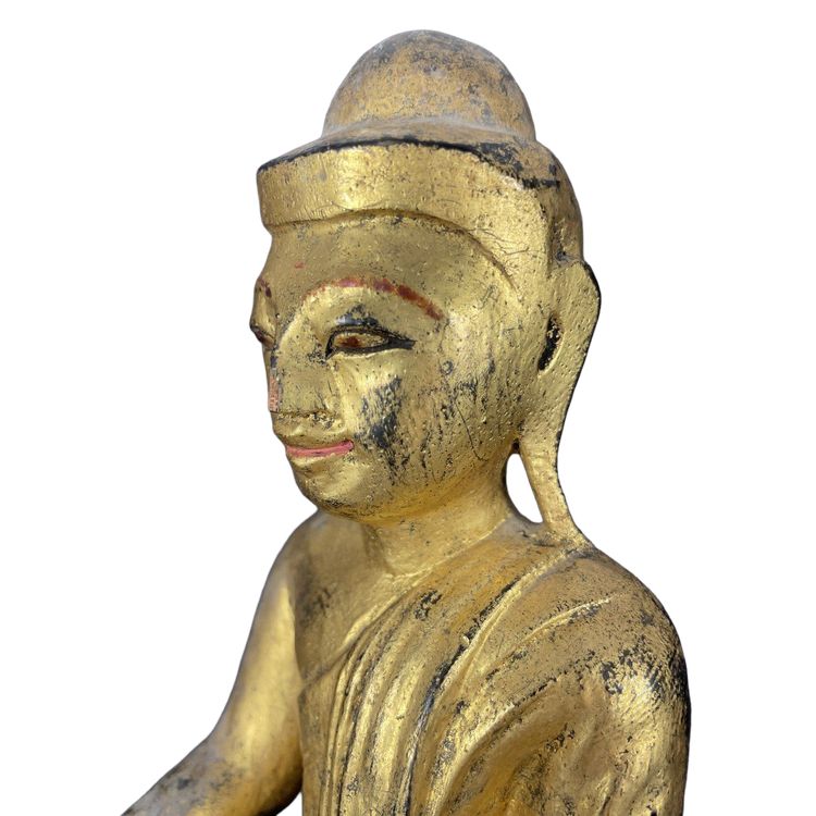 Birma, Mitte des 20. Jahrhunderts, rot und gold lackierte Holzskulptur, die einen sitzenden Buddha darstellt.