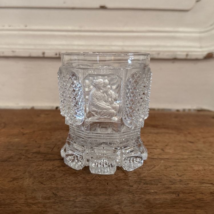 Verre en cristal taillé avec inclusion XIXe représentant la Vierge