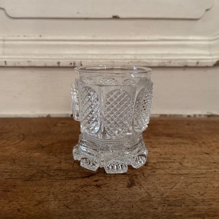Verre en cristal taillé avec inclusion XIXe représentant la Vierge