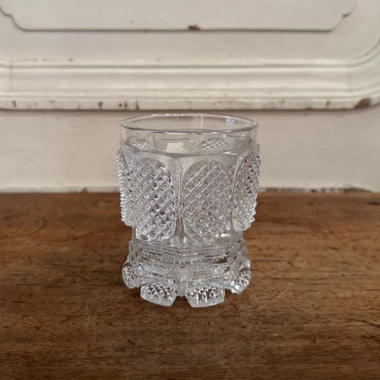 Verre en cristal taillé avec inclusion XIXe représentant la Vierge